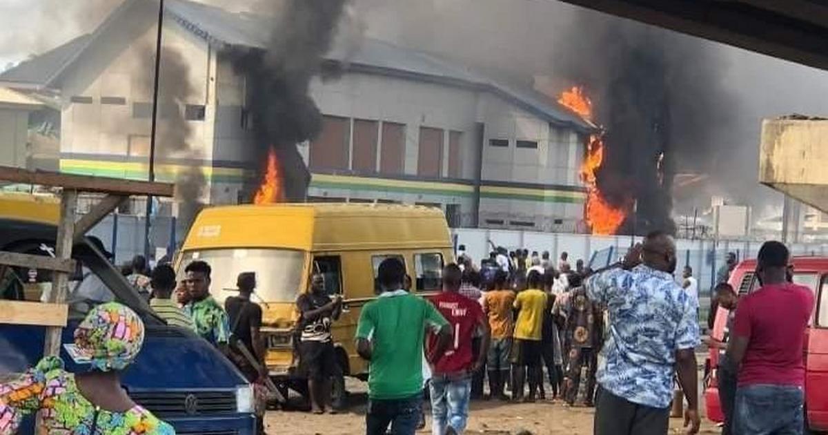 Breaking: Youths in Lagos set police statio ablaze