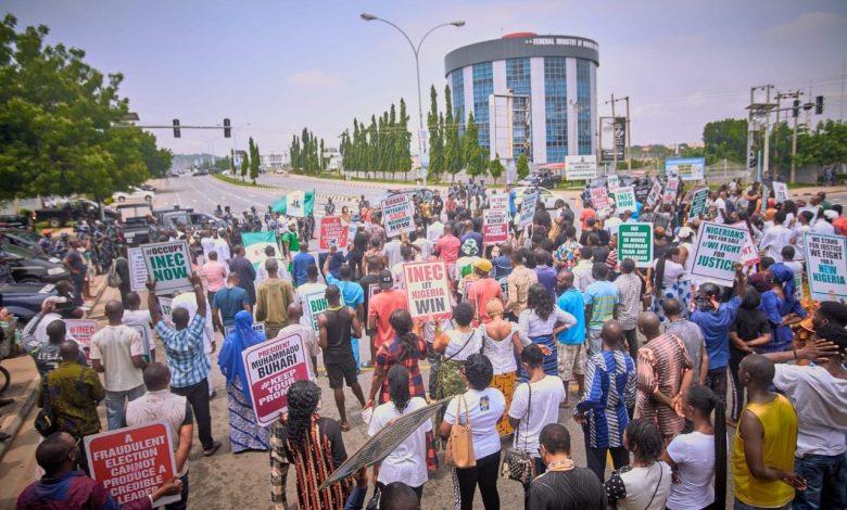 Breaking: Protesters storm Tribunal, demand justice in ruling on Tinubu’s victory [PHOTOS]